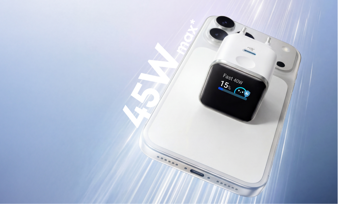 Anker Nano Charger 45W smartskärm bredvid iPhone som visar en hälsning