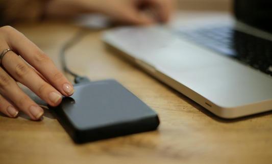 Laptop-powerbank som laddar en bärbar dator