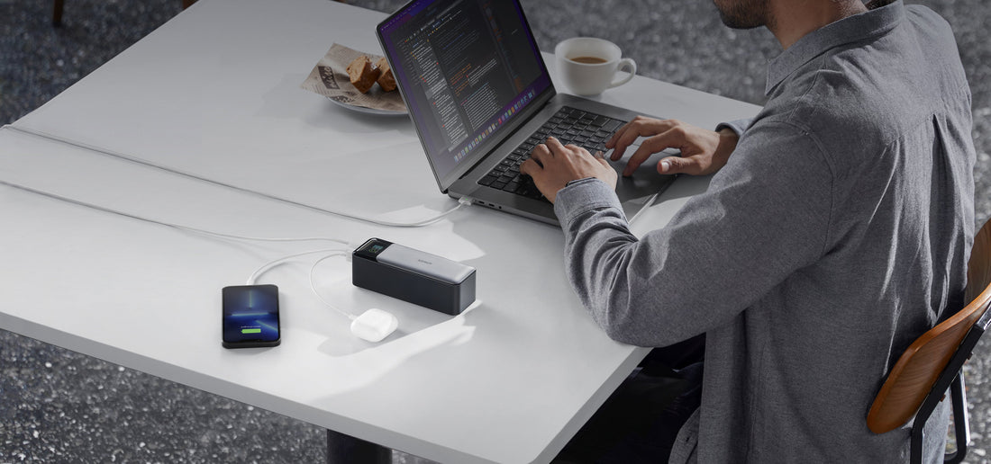 Anker 737 med powerbank snabbladdning laddar laptop och mobil på café