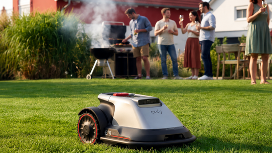 Eufy robotgräsklippare klipper gräset under en trädgårdsfest