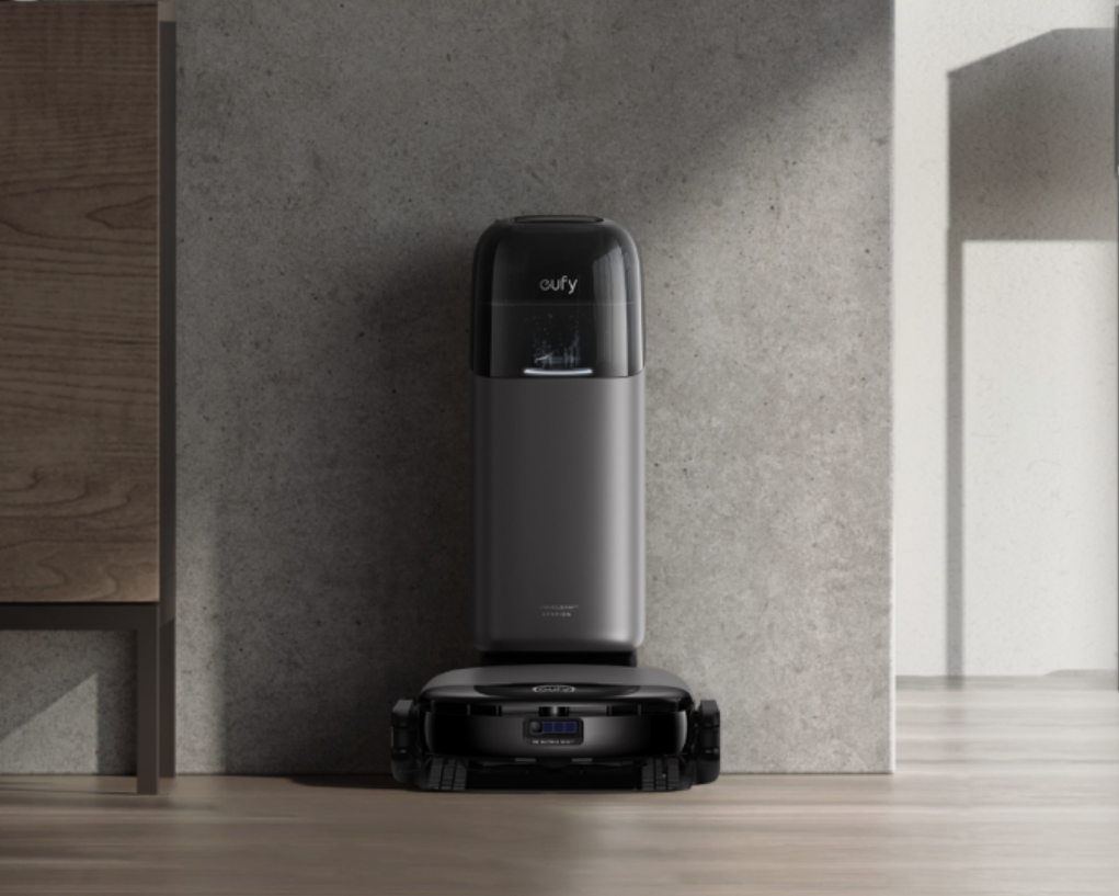 eufy Omni S1 Pro robotdammsugare med tömning i laddningsstation mot betongsvägg