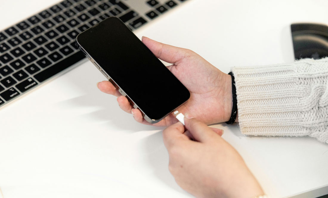 Laddar en telefon och en bärbar dator