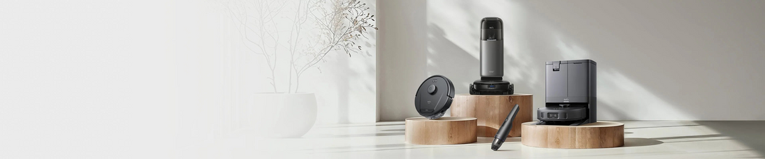 eufy robotdammsugare och tillbehör utställda på träpiedestaler